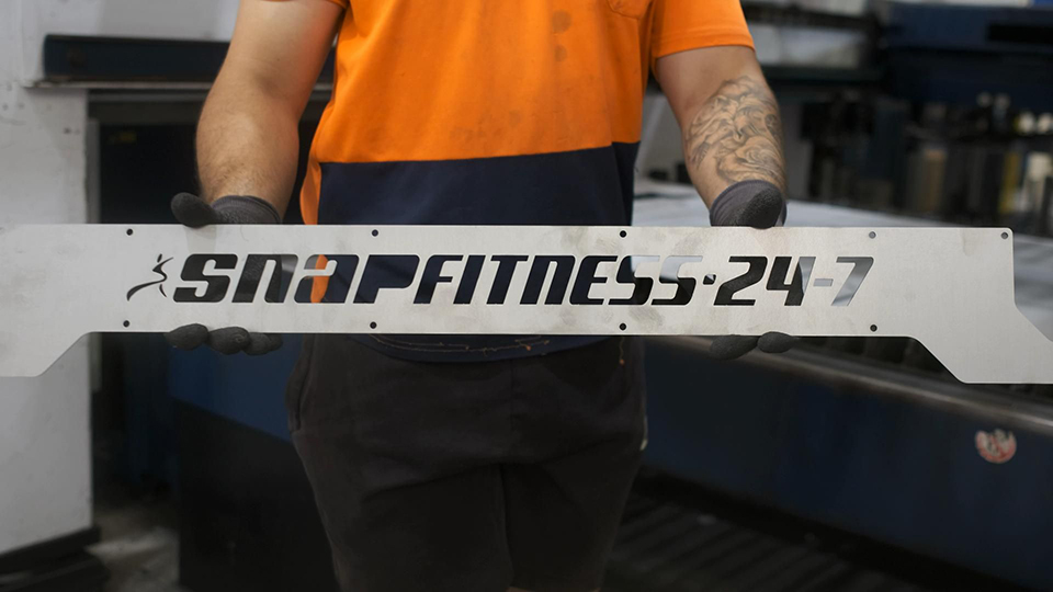 Snap Fitness logo brace component 