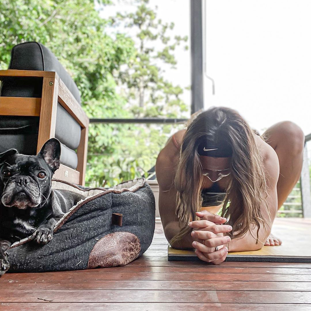 Kara Saunders ROMWOD stretching